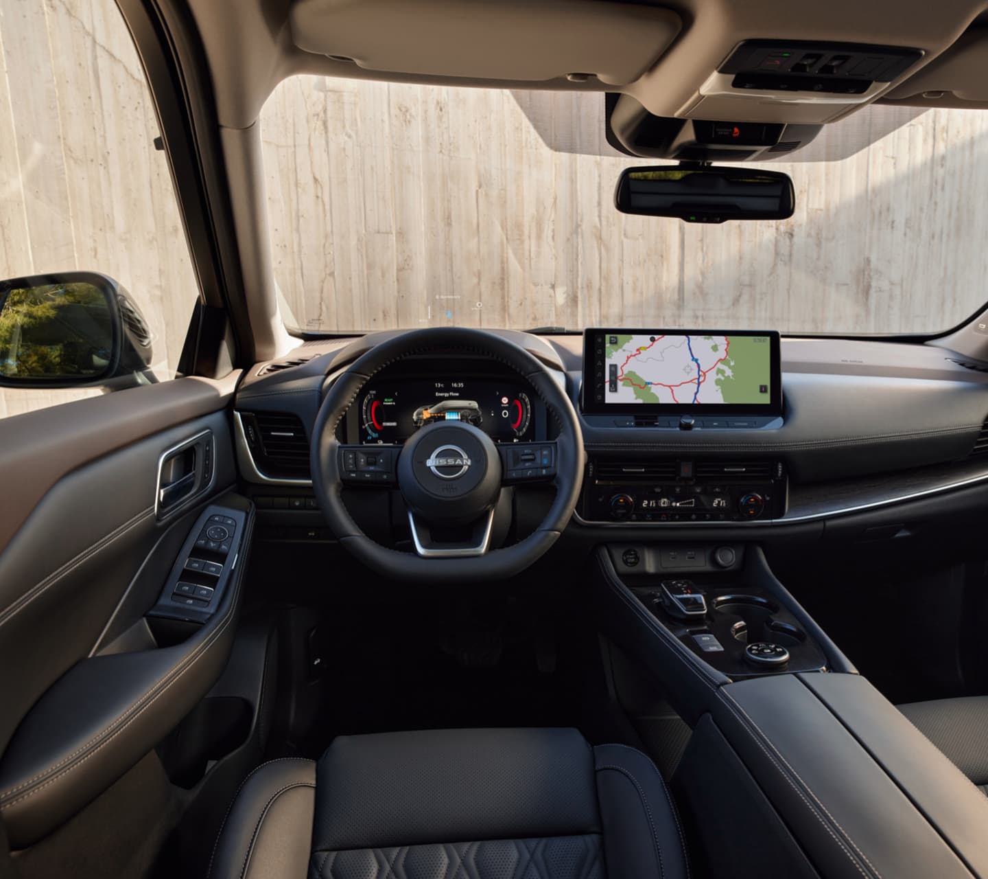 Immagine dell’abitacolo del Nissan X-TRAIL con visore a testa alta