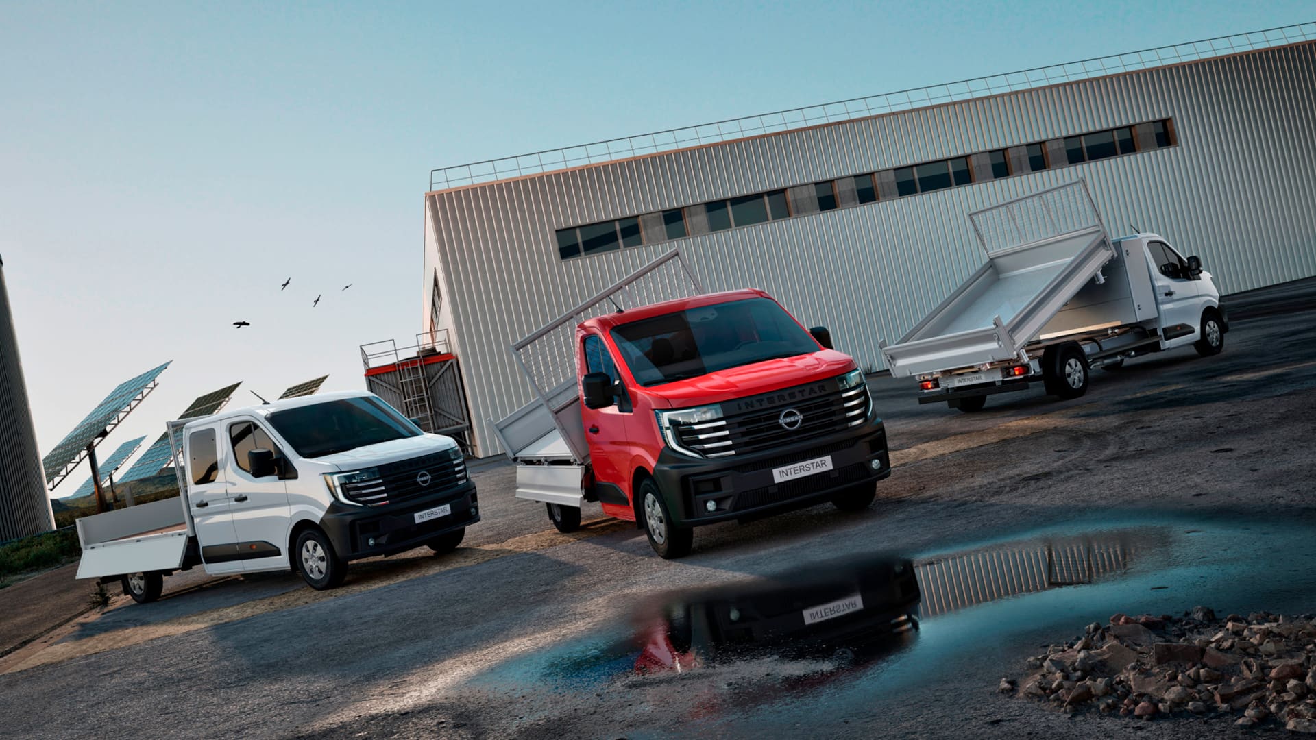 Il video mostra tre conversioni del Nissan Interstar davanti a una fabbrica