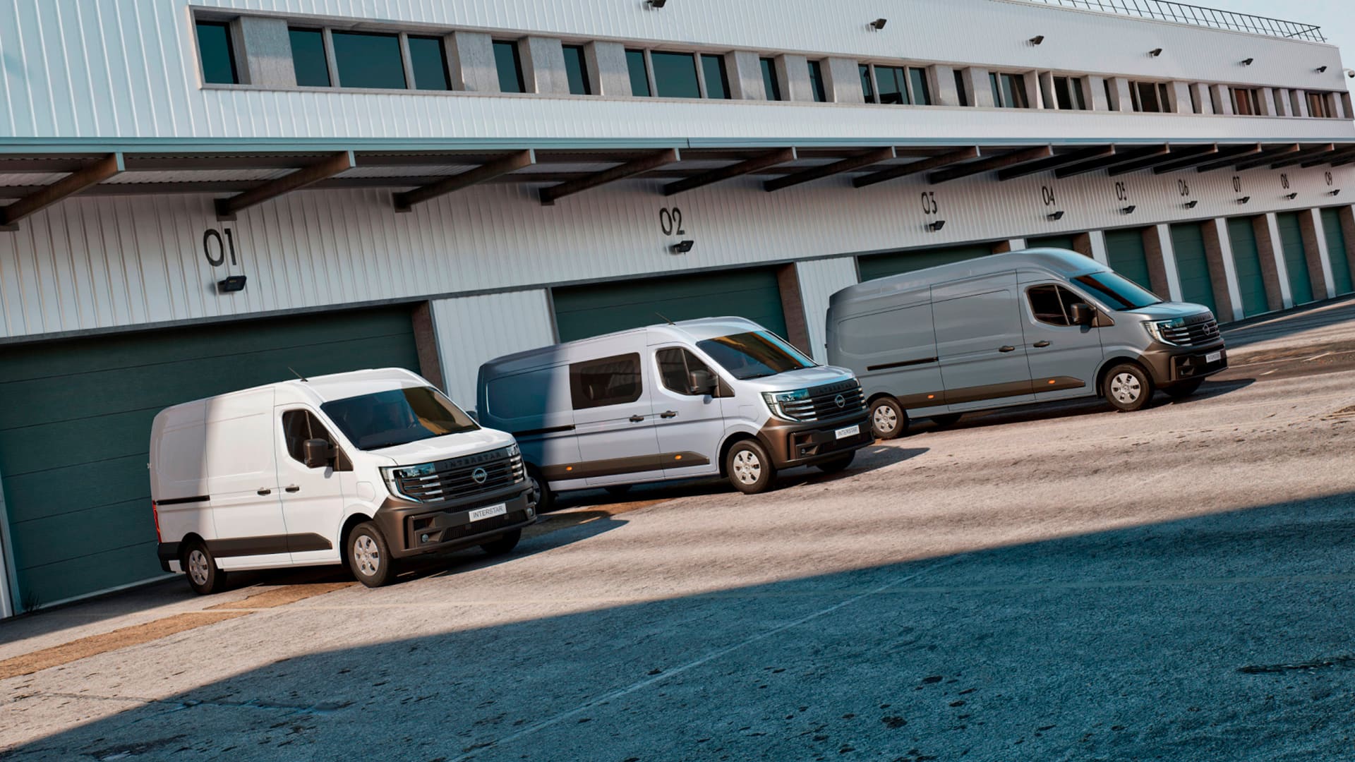 Furgone Nissan Interstar (L1H1 + L2H2) e furgone con doppia cabina parcheggiati davanti a un magazzino.